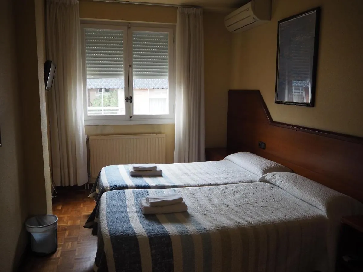 Pension Acella Pamplona Guest house